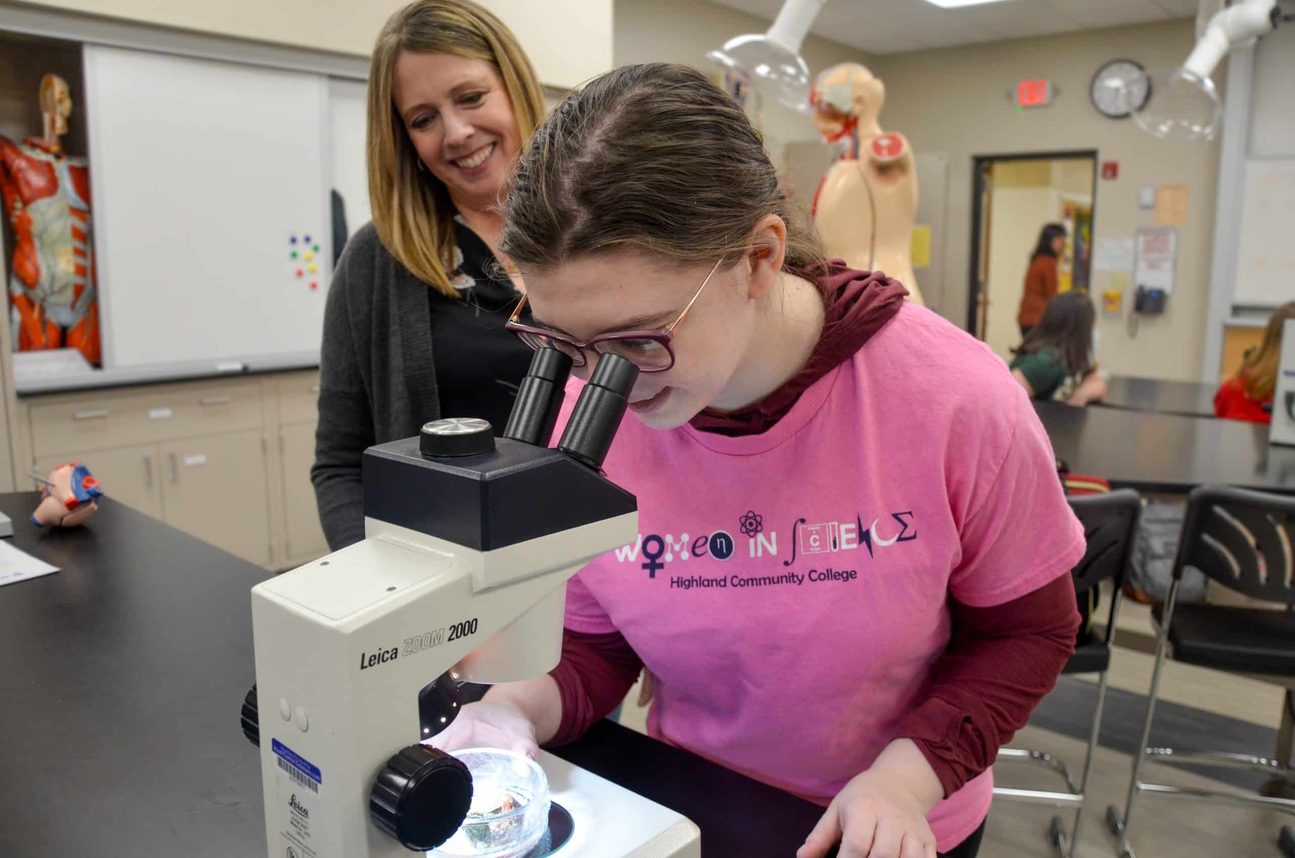 Medicine student using a microscope